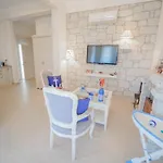 Marina Palace אלאקאטי